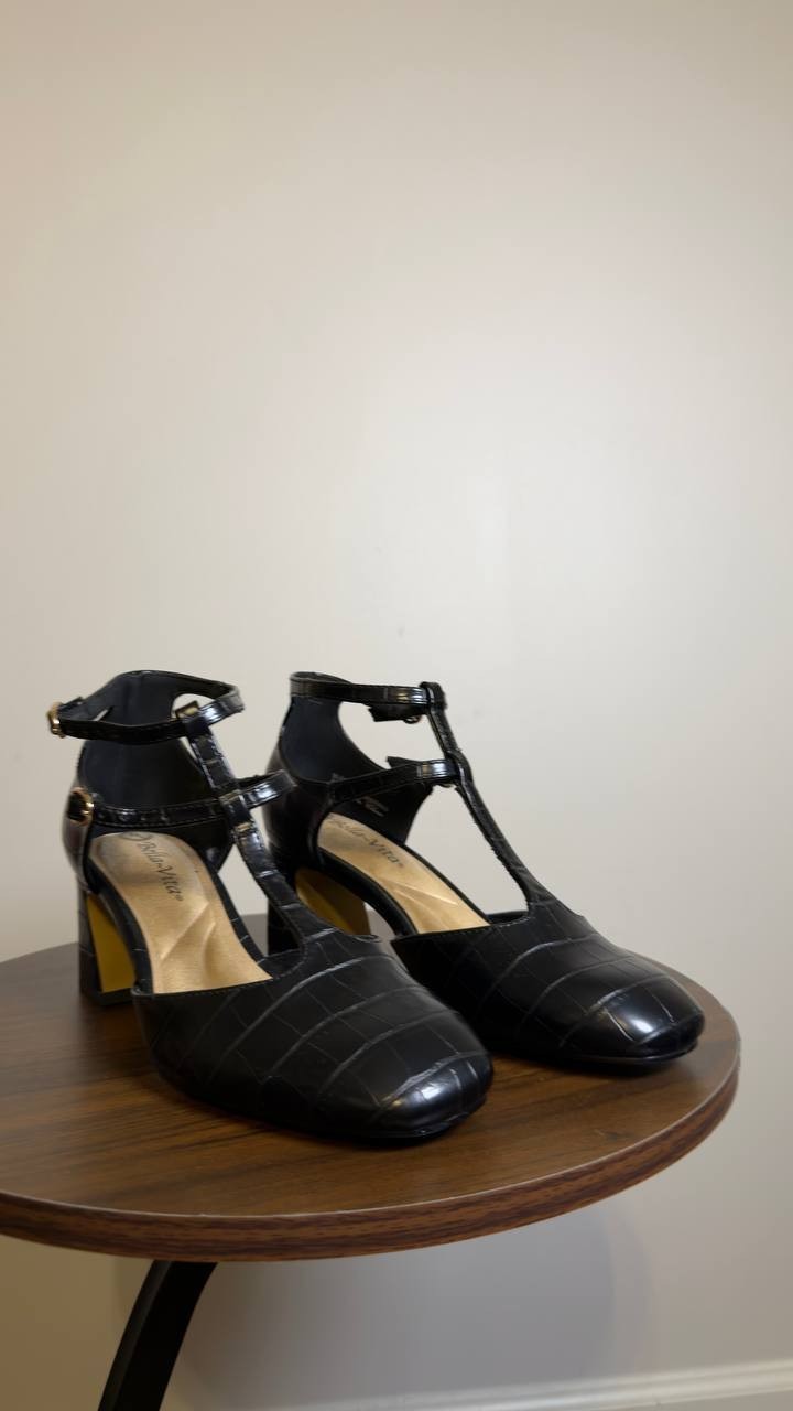Bella Vita Ankle Strap Pumps Black 7 W New $109.95
