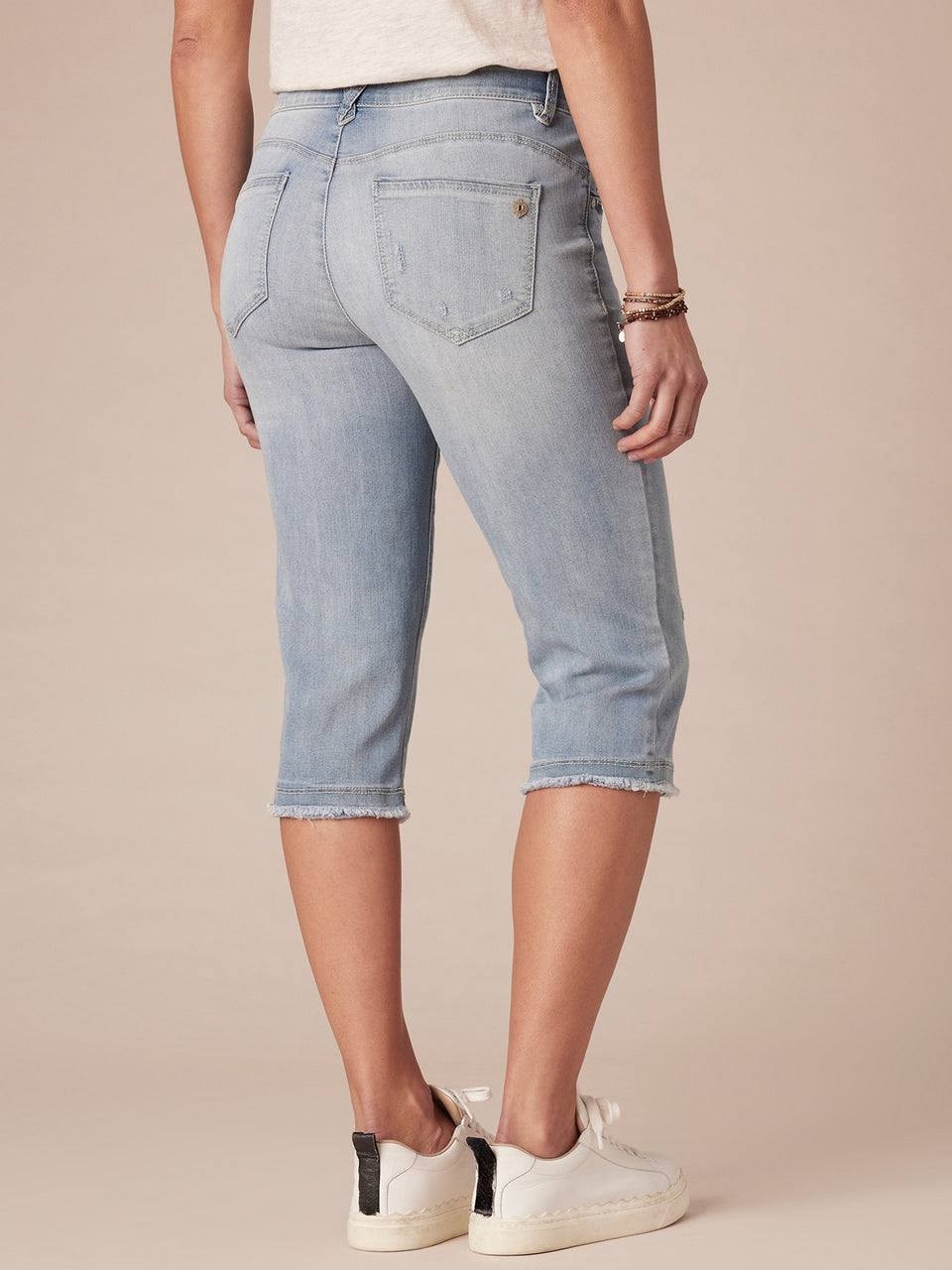 Democracy “Ab”solution Petite Fray Hem Skimmer Capri Jeans Light Blue 10P NWT