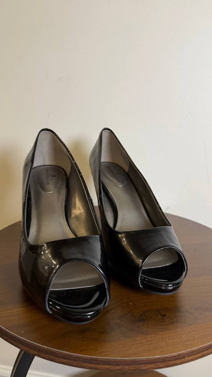 Bandolino Peep Toe Pumps 9.5W Black Faux Patent – New in Box MSRP $89