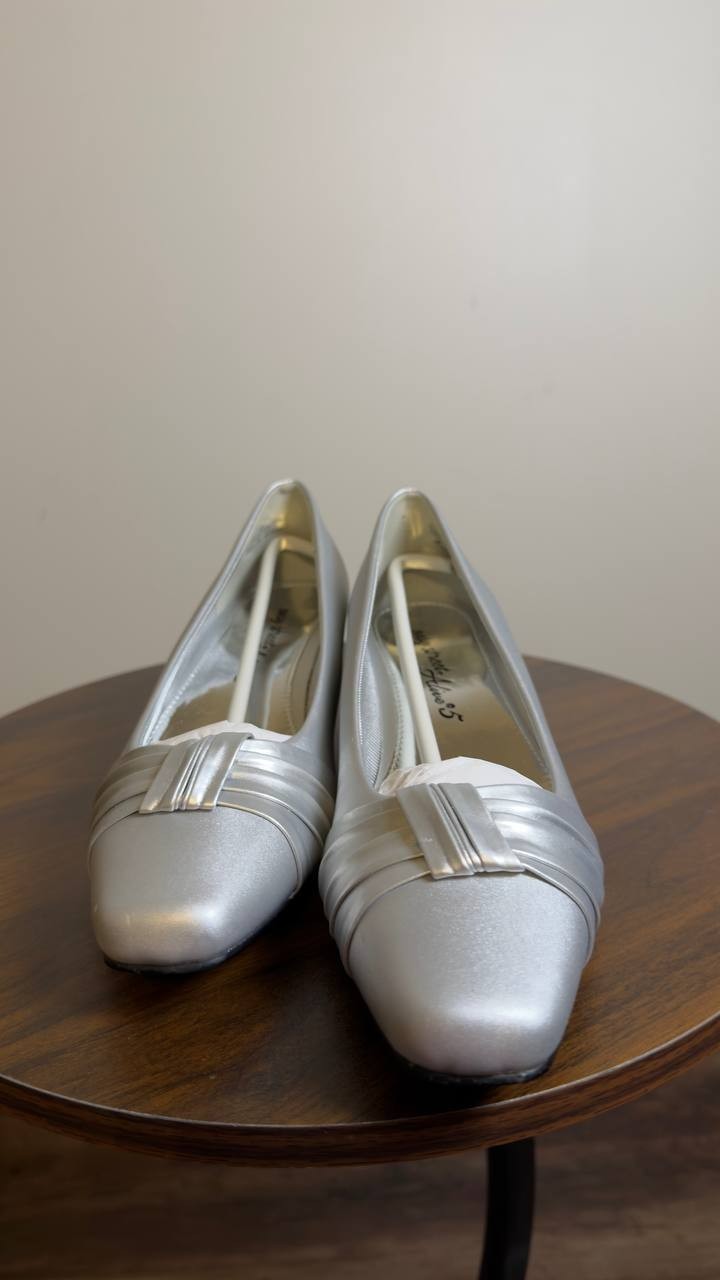 Easy  Street  Waive Pumps  Silver  7W  New  $70