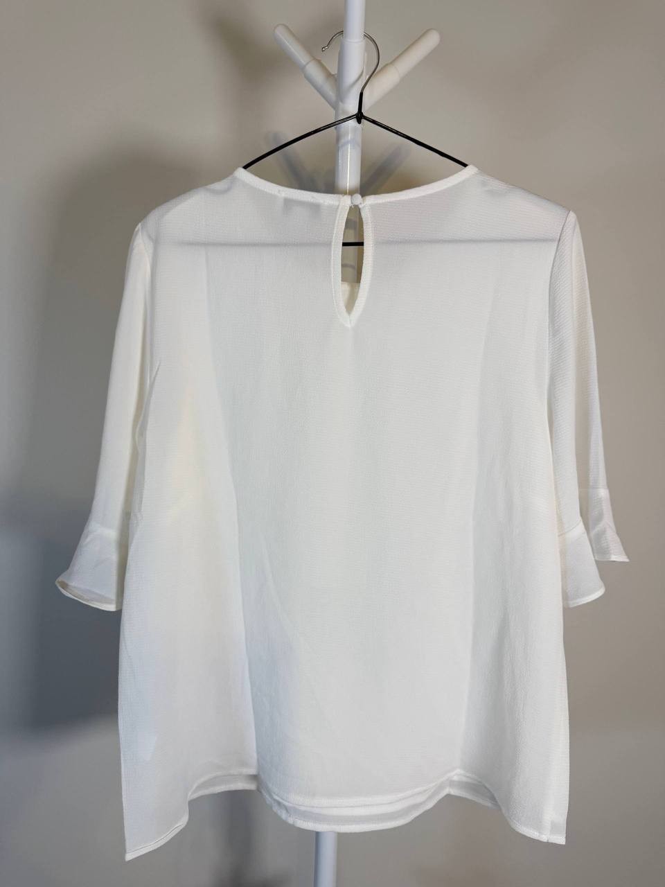 CeCe Ruffle Cuff Crew Neck Blouse–White–Size M–NWT– MSRP$49