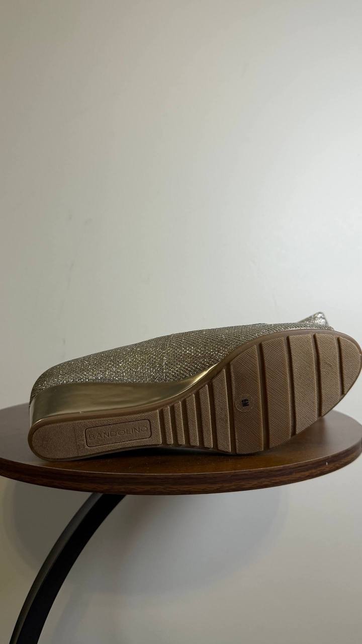 Bandolino Wedge Pumps 6M Gold Fabric Heels New in Box MSRP $89