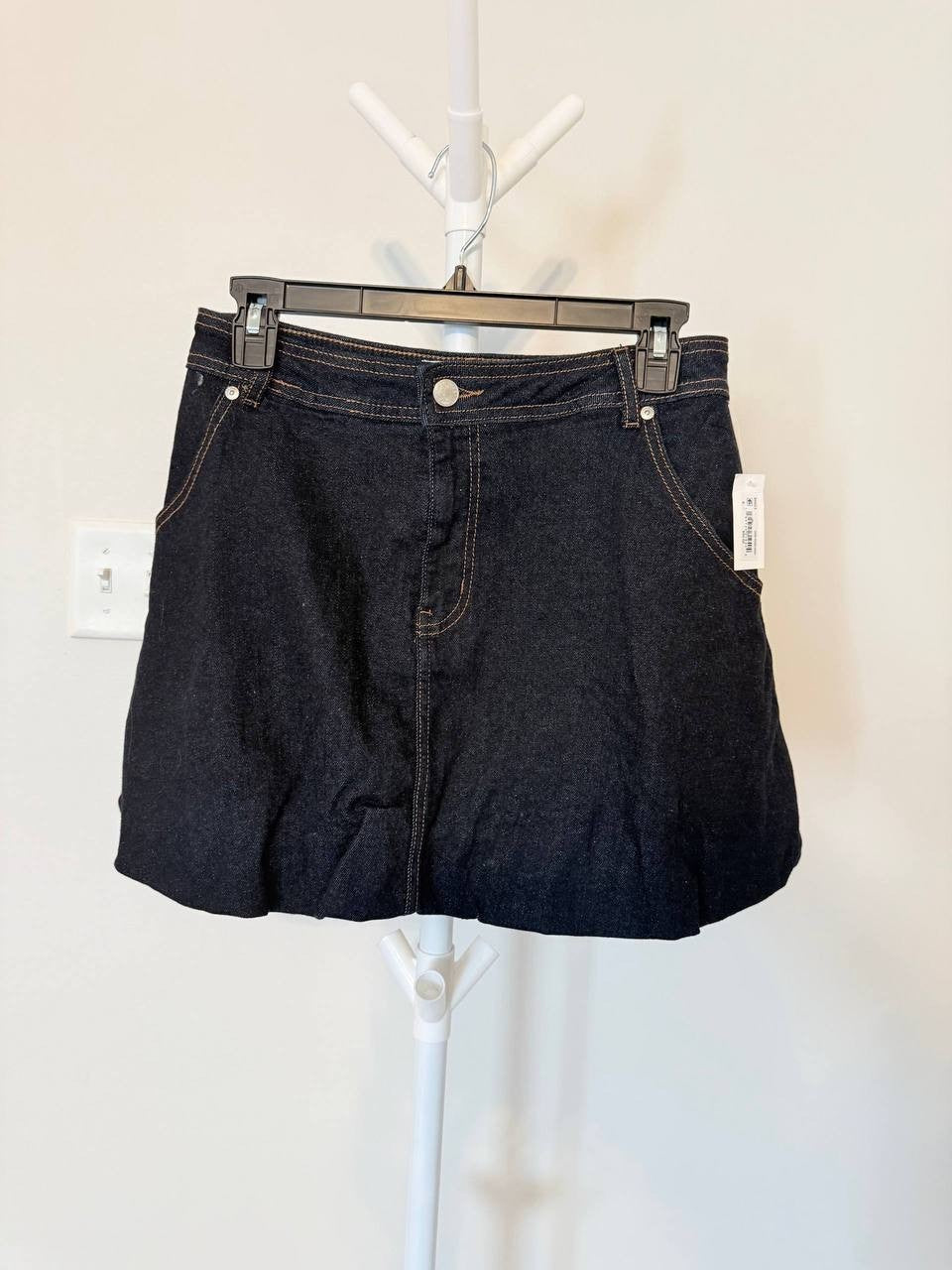 Avec Les Filles Dark Rinse Denim Bubble Mini Skirt – Size 6 – NWT – $98