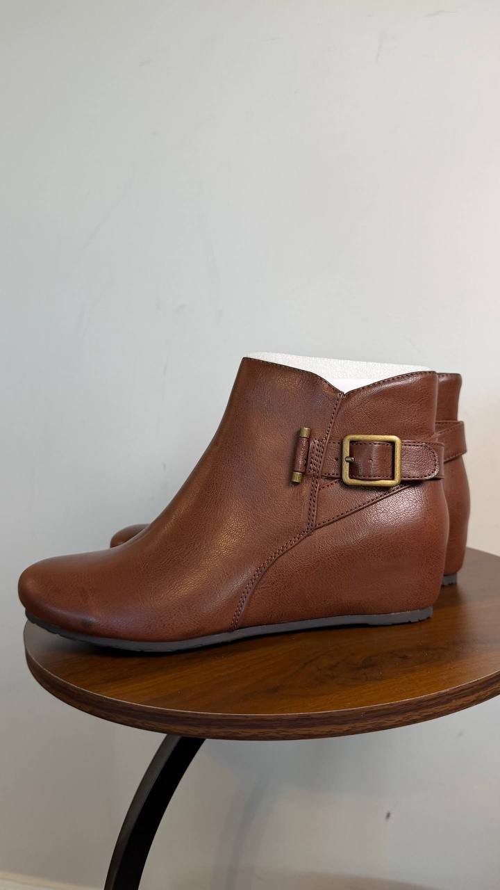 Baretraps Serena Zipper Wedge Booties Oak 8.5M Man‑Made $89 NWB