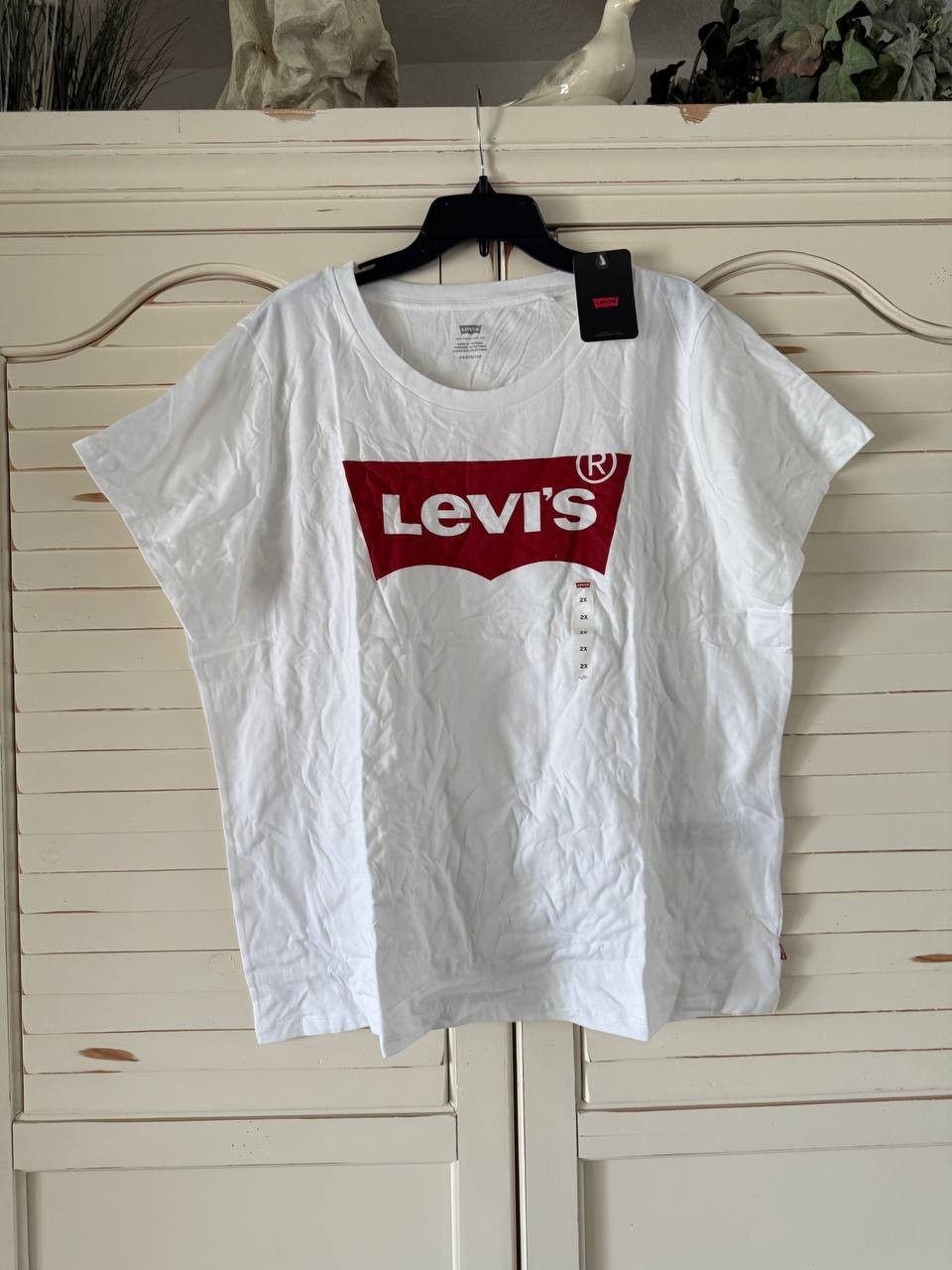 Levi’s Graphic Iconic T-Shirt White Women Size 2X NWT $26 – Classic Cotton Tee