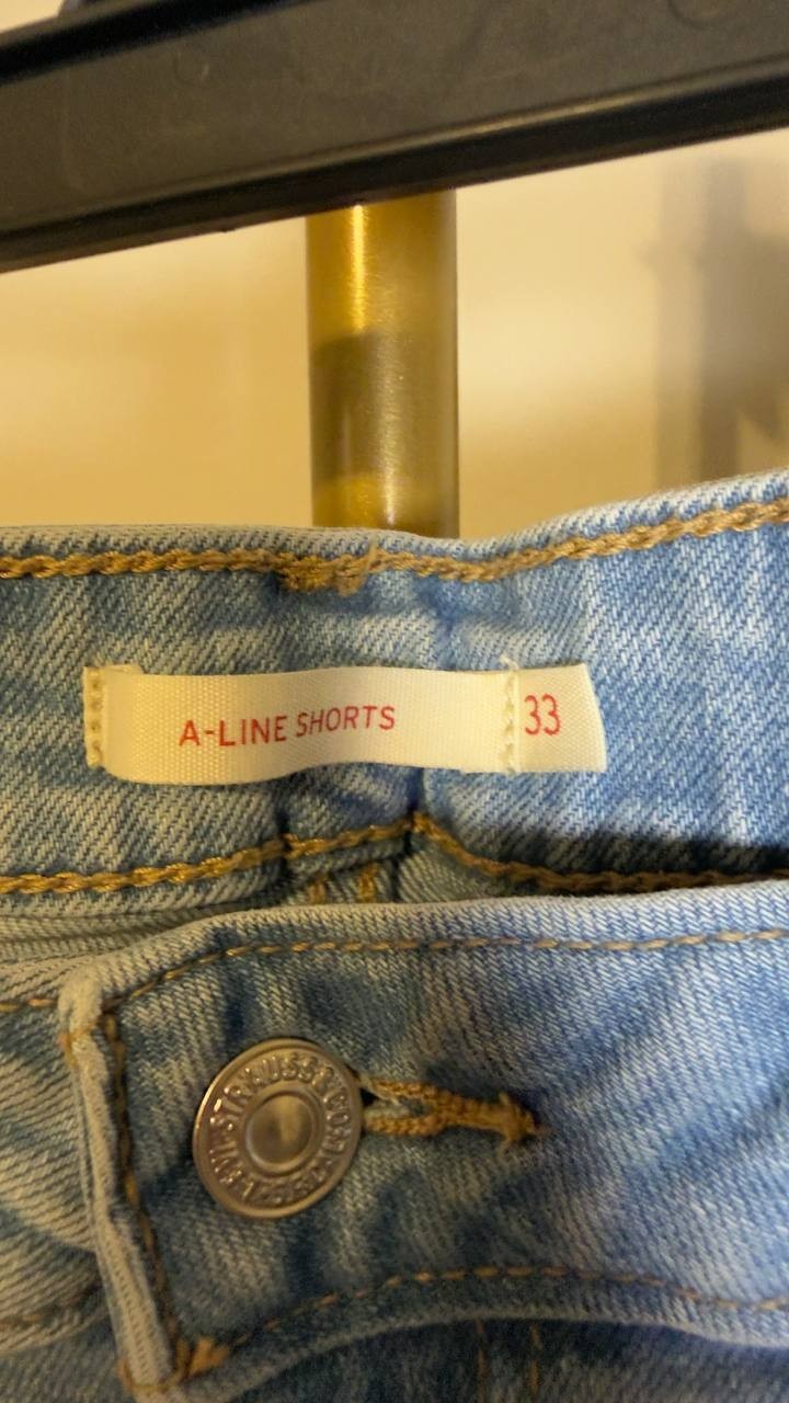 Levi’s A‑Line Women’s Shorts Medium Wash Size 33 Pre‑Owned Fair  $10