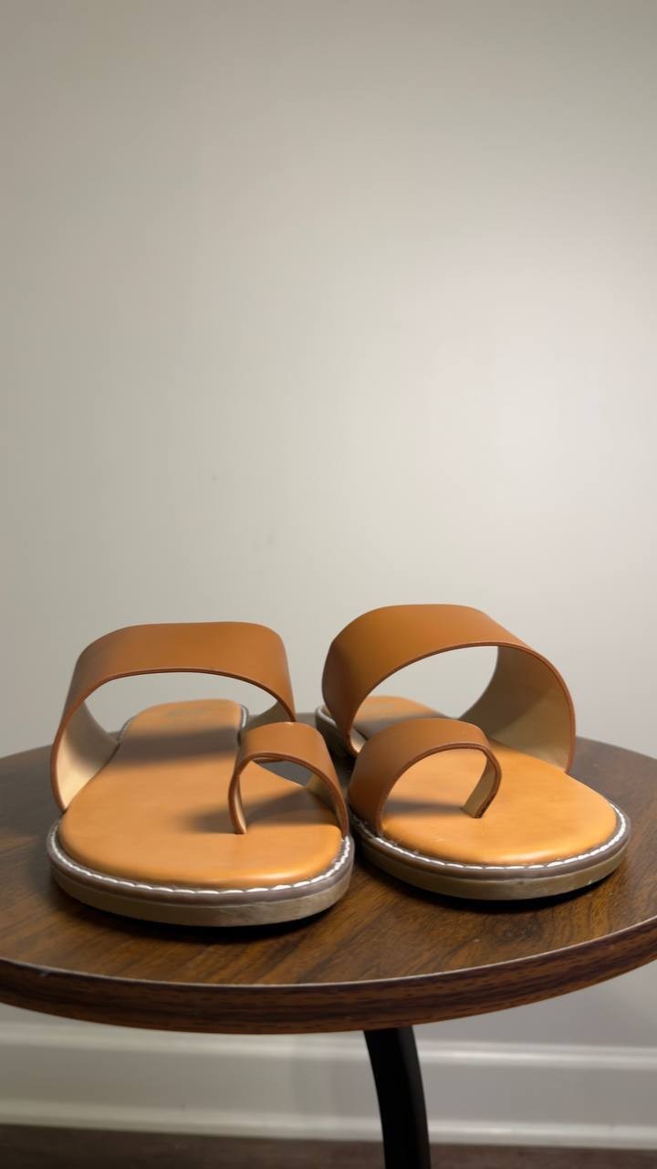 GC  Shoes  Florence  Toe  Loop  Flat  Sandals  Tan  10  NWT  $55