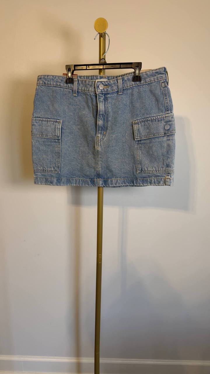 Levi’s 94 Cargo Mini Skirt Light Wash 30 NWT $59.50