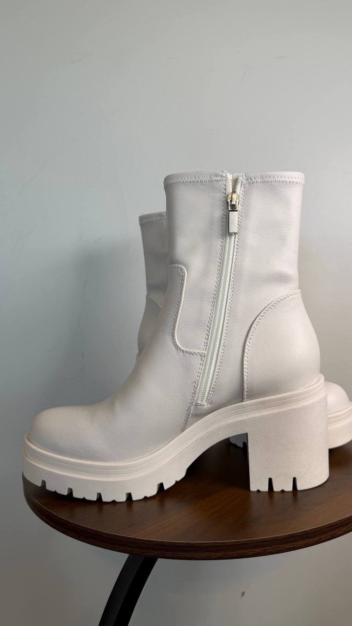 Wild Pair Verona Block Heel Booties Creme 7.5M Man‑Made $80 NWB