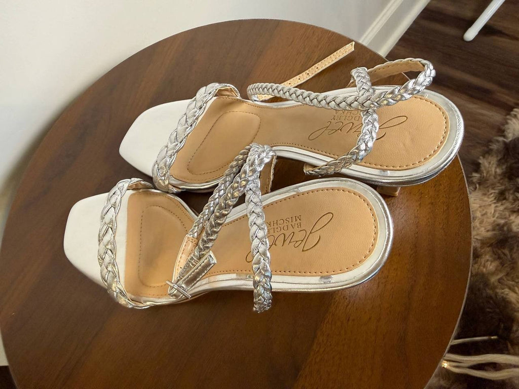 Badgley Mischka Nyx Ankle‑Strap Sandals – Silver Leather – Size 6.5 – New in Box