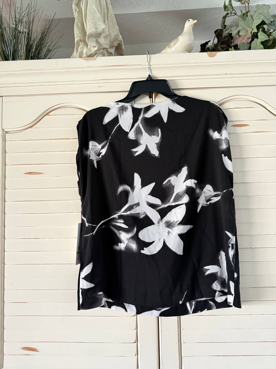 Calvin Klein Boatneck Top – Size M – NWT – Black Sleeveless Floral Texture