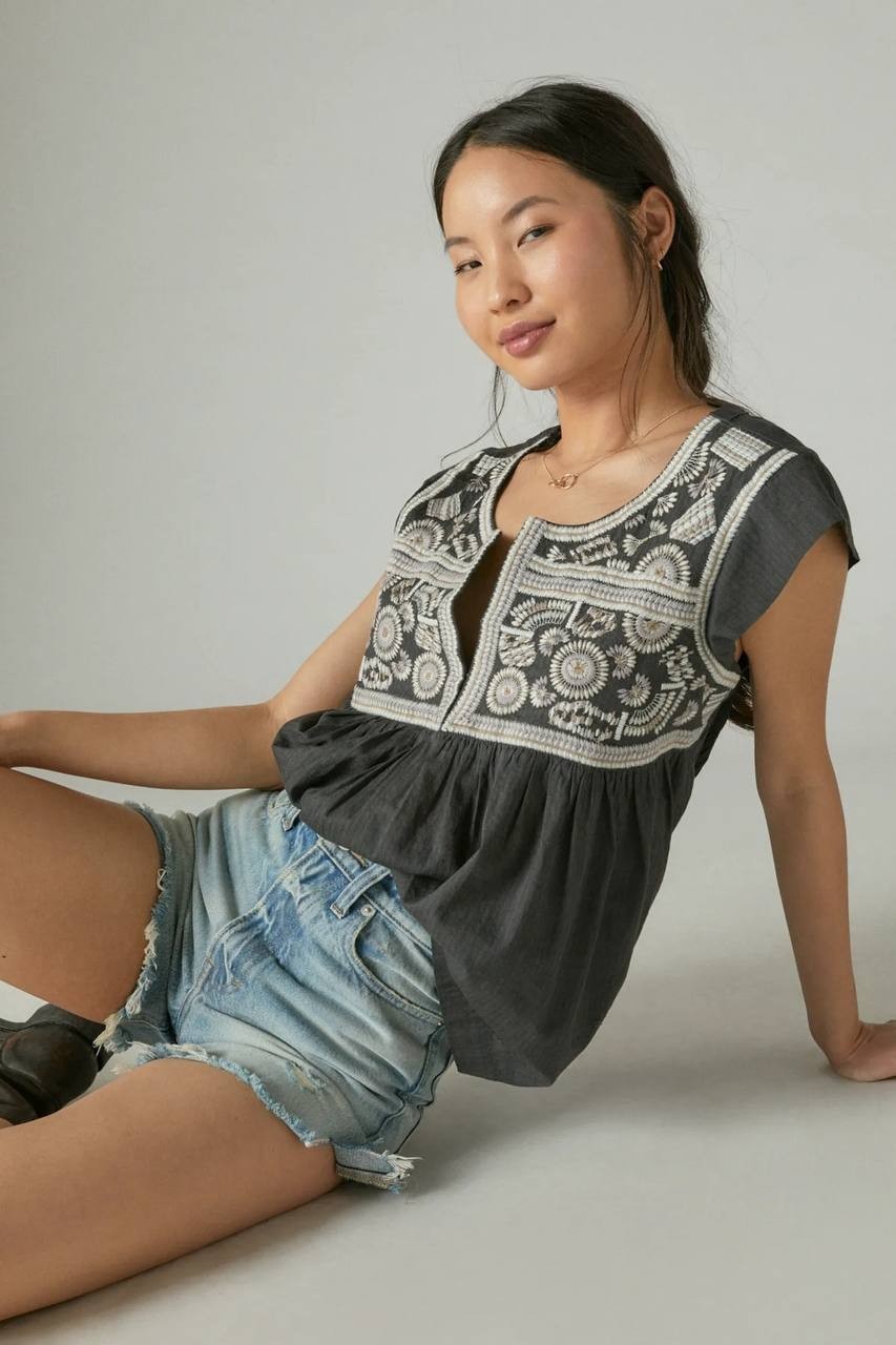 Lucky Brand Embroidered Flutter Sleeve Top – Size M – NWT – $79.50