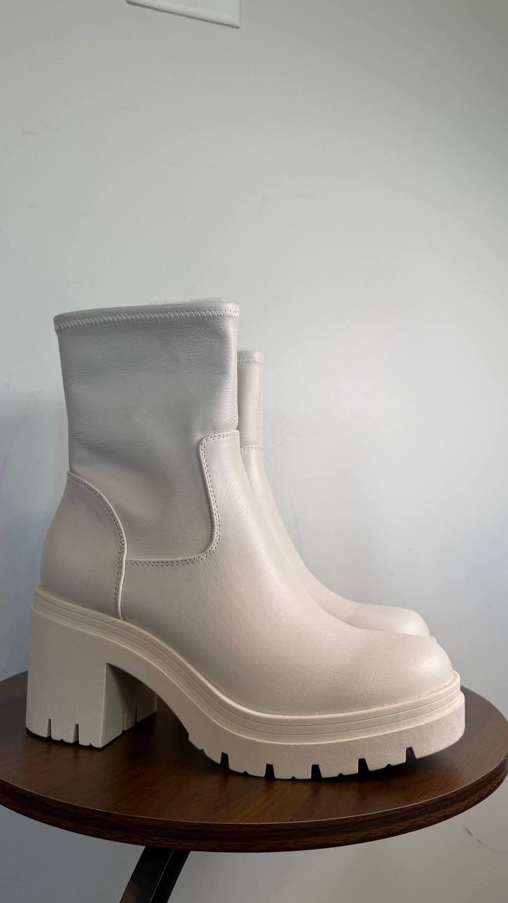 Wild Pair Verona Block Heel Booties Creme 7.5M Man‑Made $80 NWB