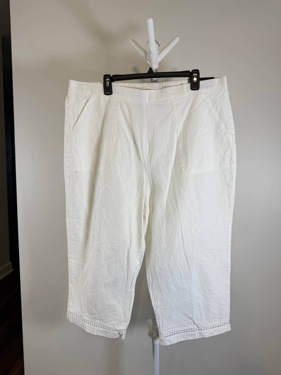 Alfred Dunner Rise & Shine Dot Lace‑Trim Capri Pants – White – 18W – NWT – $53