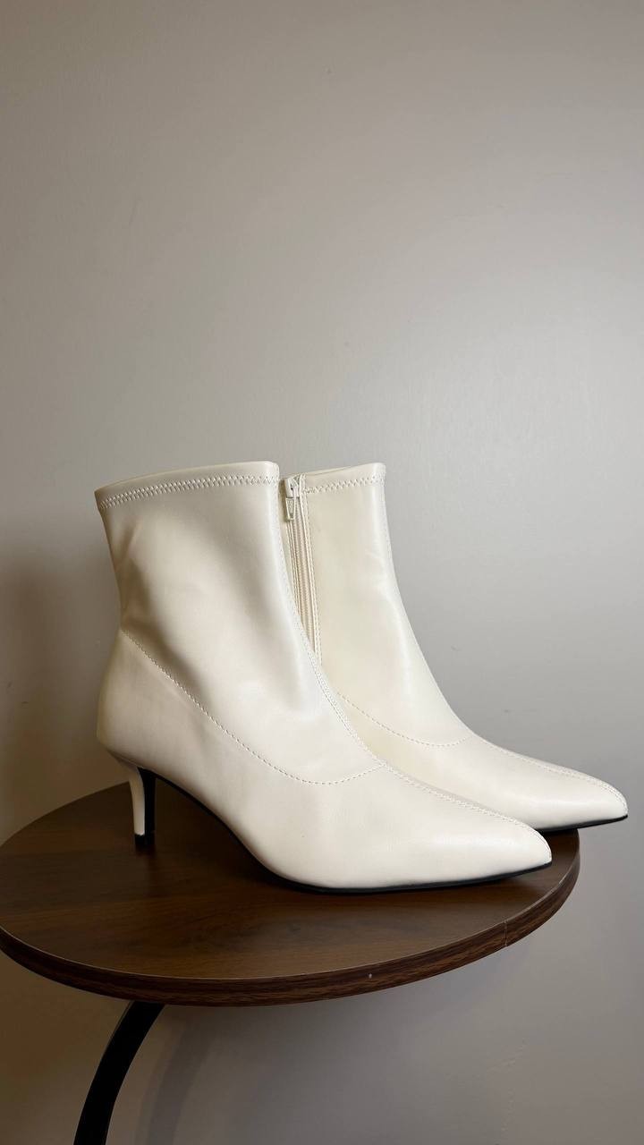 Wild Pair White Ankle Booties 8M New in Box MSRP $69.90