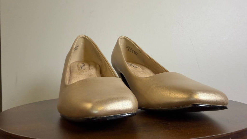 Easy Street Toe Pumps 7M Gold Synthetic Heels New in Box