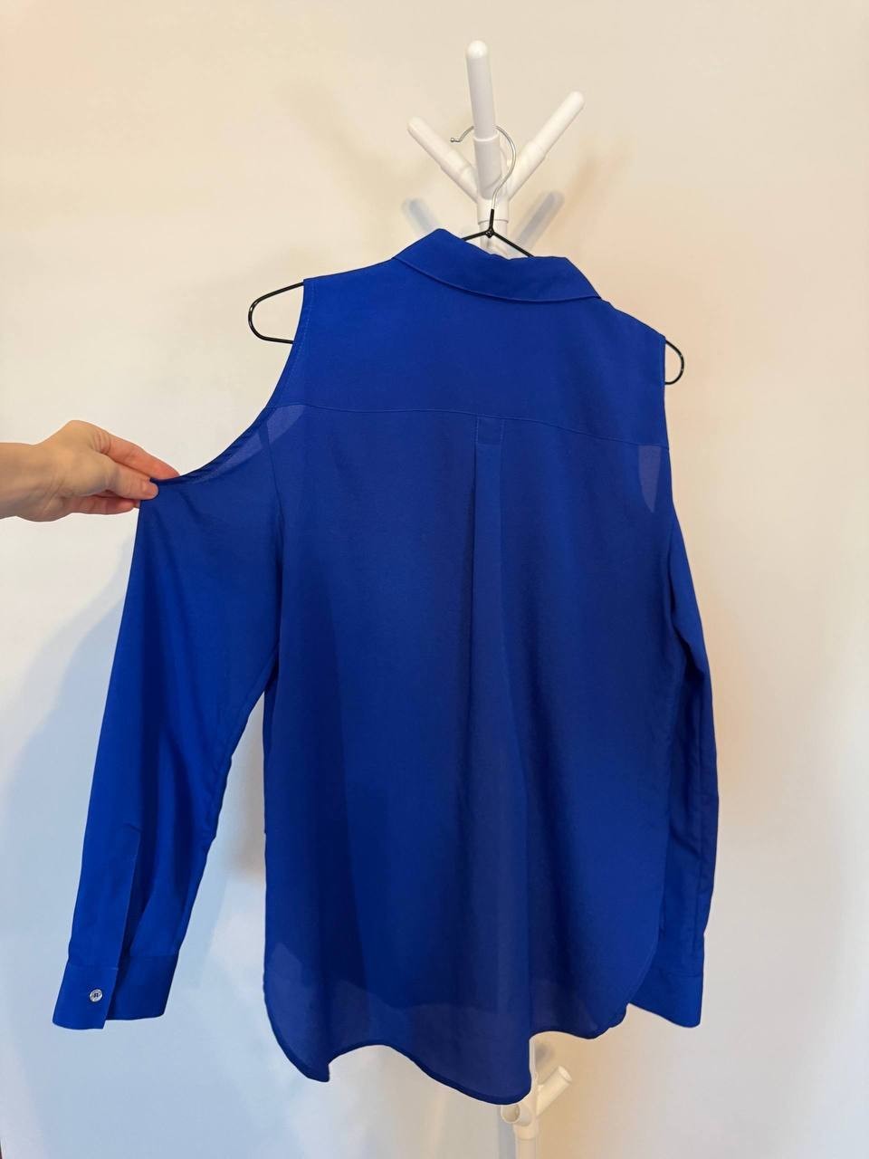 Calvin Klein Cold‑Shoulder Button‑Down Blouse – Size M – NWOT – $70