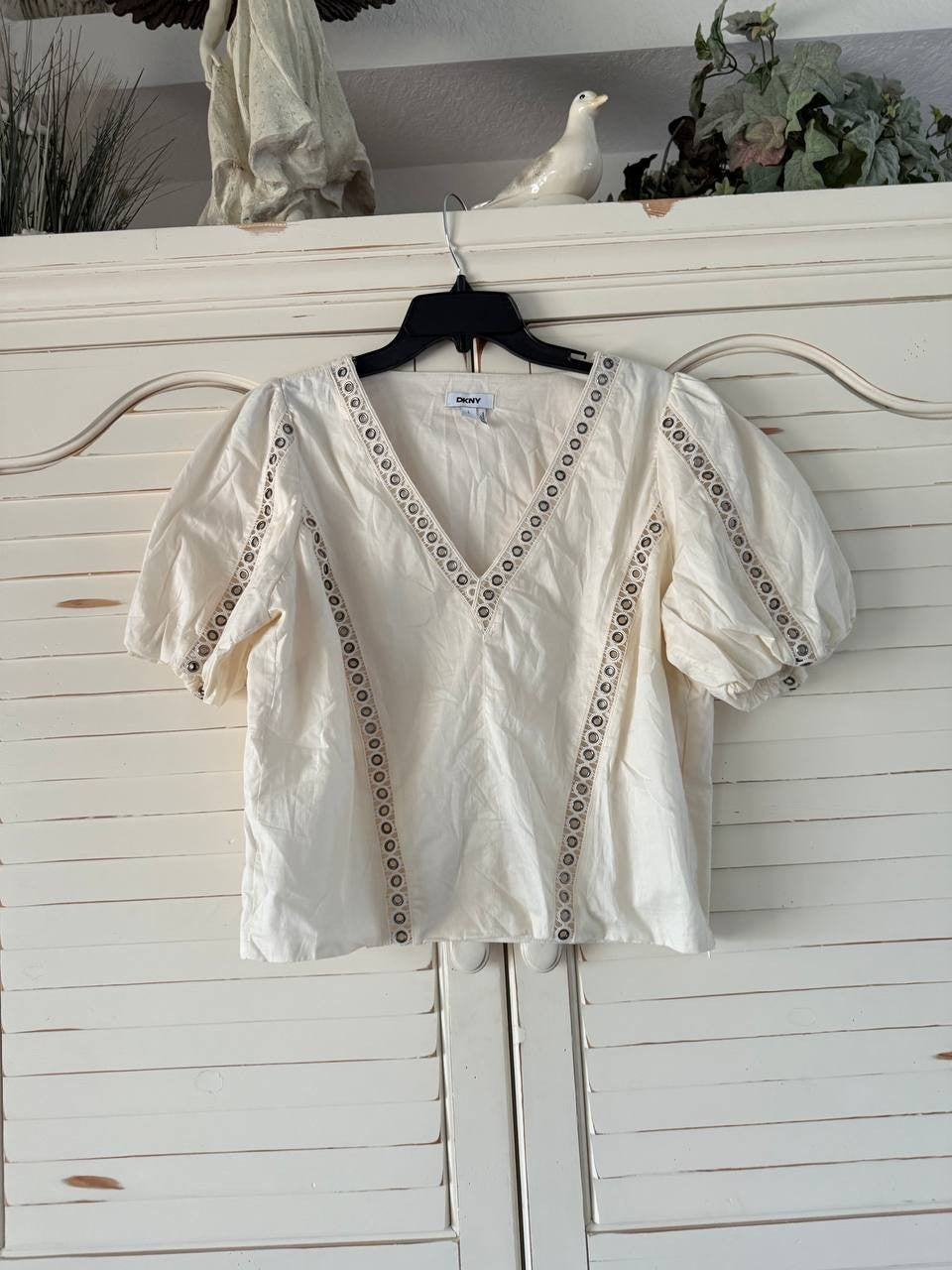DKNY Top L Beige Cotton Grommet Puff Sleeve V-Neck Lattice Trim Modern