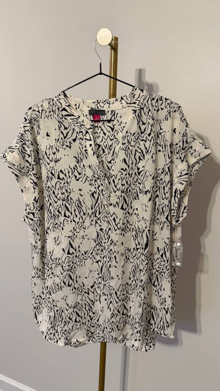 Vince Camuto XL Beige Black Printed Blouse V Neck Placket Short Sleeve Good Cond