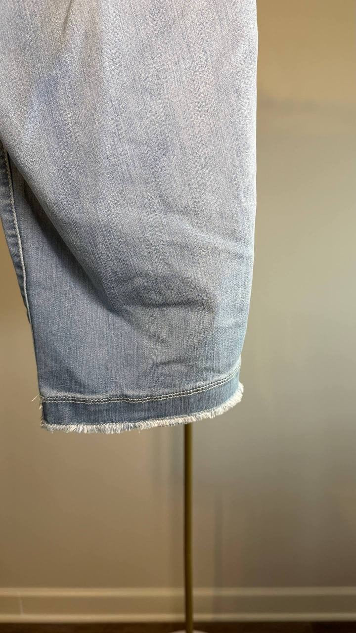 Democracy “Ab”solution Petite Fray Hem Skimmer Capri Jeans Light Blue 10P NWT