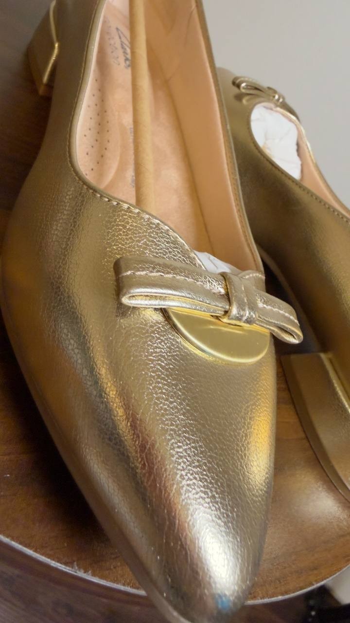 Clarks   Toe  Dress  Flats  Gold  Metallic  9W   New  With  Box  $100