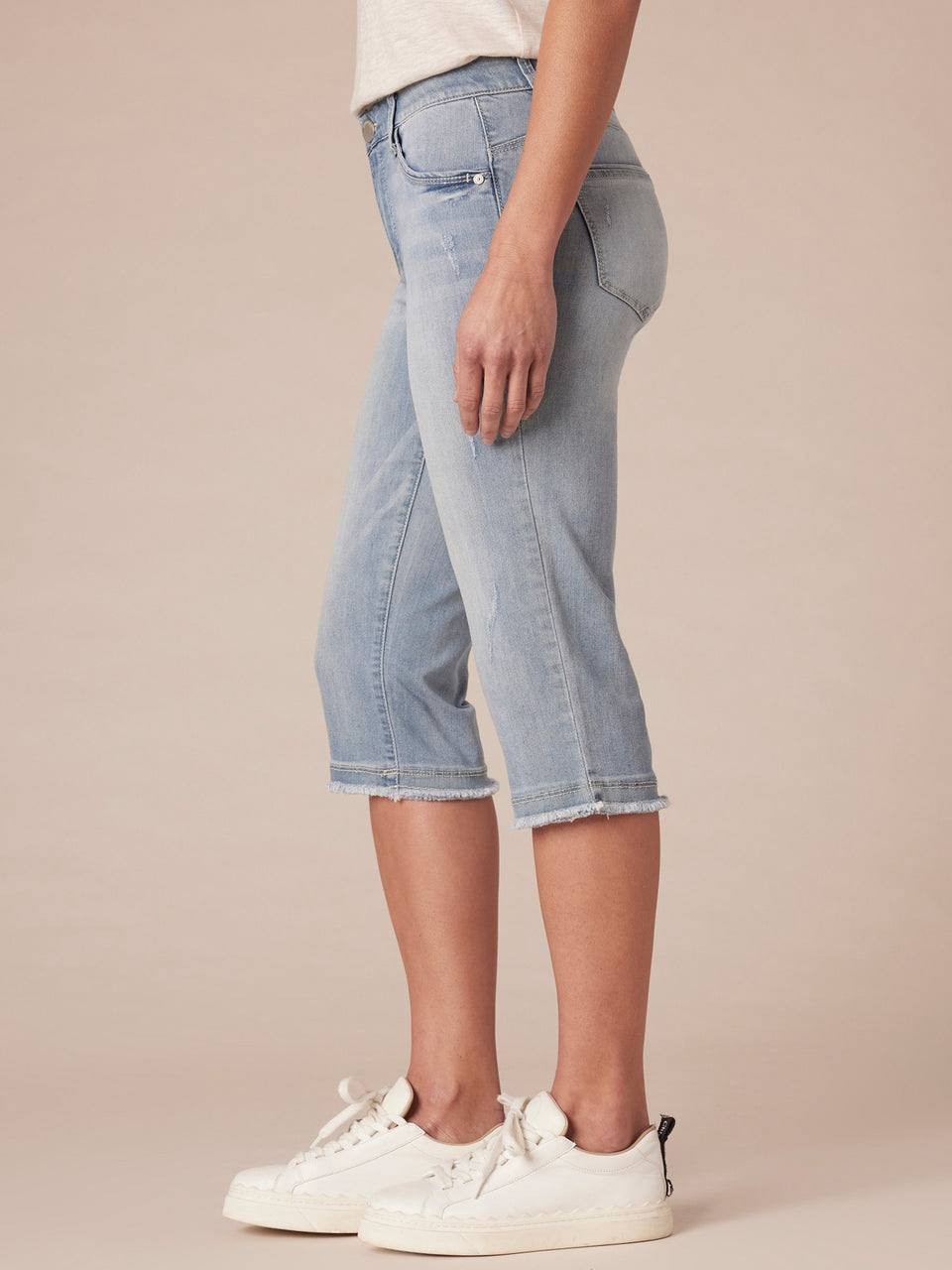 Democracy “Ab”solution Petite Fray Hem Skimmer Capri Jeans Light Blue 10P NWT