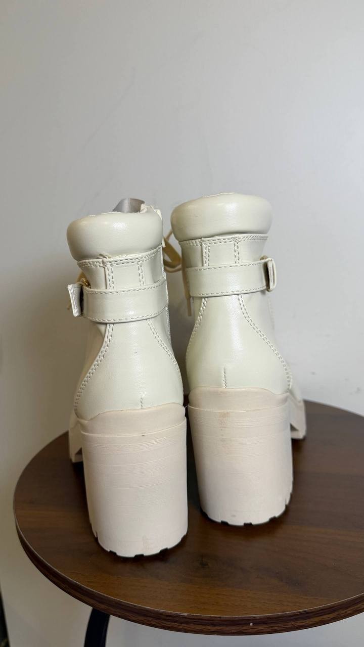 Wild Pair Bridgitt Combat Lace‑Up Boots Bone Faux Leather Women’s 10M Damaged