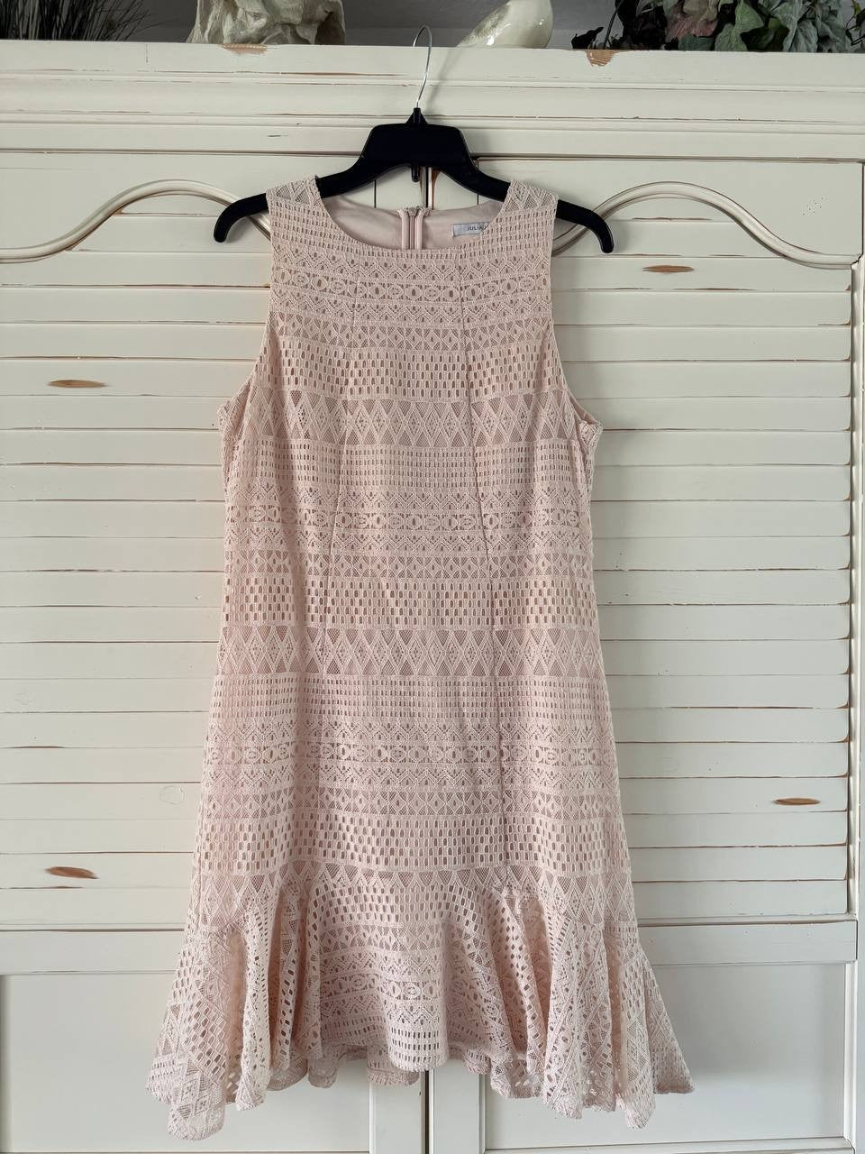 Julia Jordan Beige Lace Sleeveless Dress – Size 12 – Pre-Owned Minor Inner Flaw