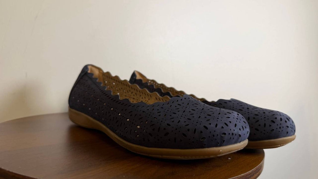 Earth Flats 9.5M Dark Blue Leather Comfort Shoes New in Box