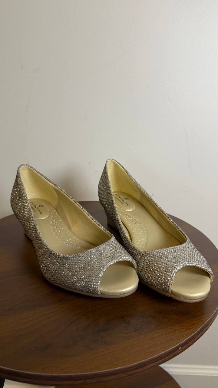 Bandolino Wedge Pumps 6M Gold Fabric Heels New in Box MSRP $89