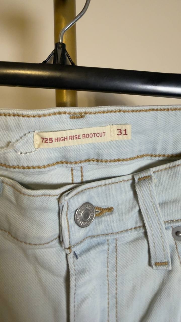 Levi’s 725 High Rise Bootcut Women’s Jeans Light Wash Size 31 Pre‑Owned Good $75