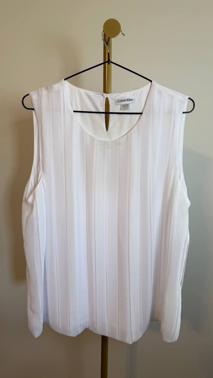 Calvin Klein Women’s Sleeveless Pleated Blouse White Size XL NWT (needs washing)