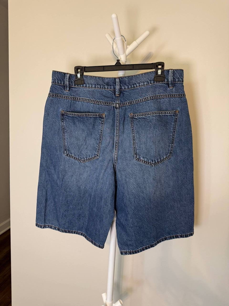 DKNY Denim Bermuda Shorts – Size 31 – NWOT