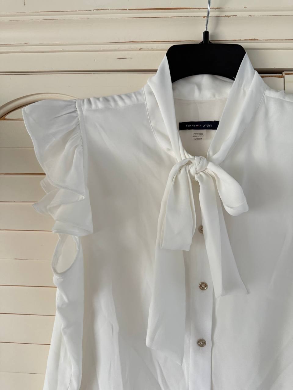Tommy Hilfiger Flutter-Sleeve Tie-Neck Blouse White Size S NWT $69 – Chic Classi