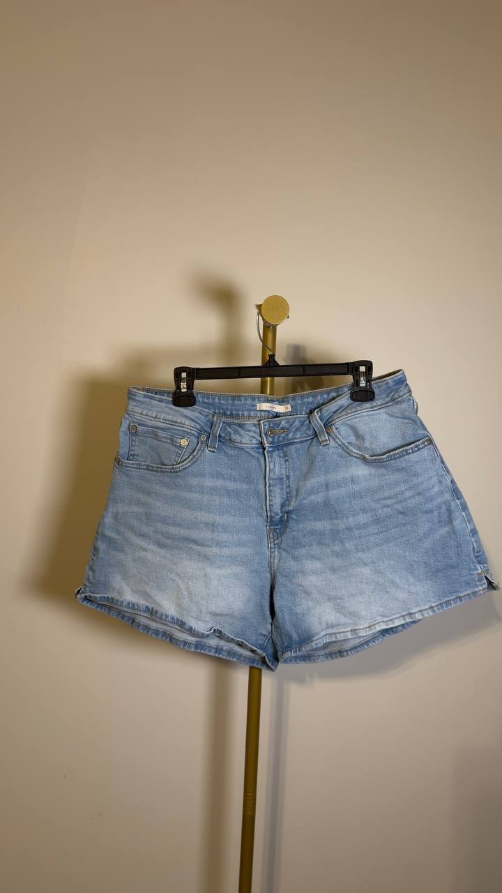 Levi’s A‑Line Women’s Shorts Medium Wash Size 33 Pre‑Owned Fair  $10