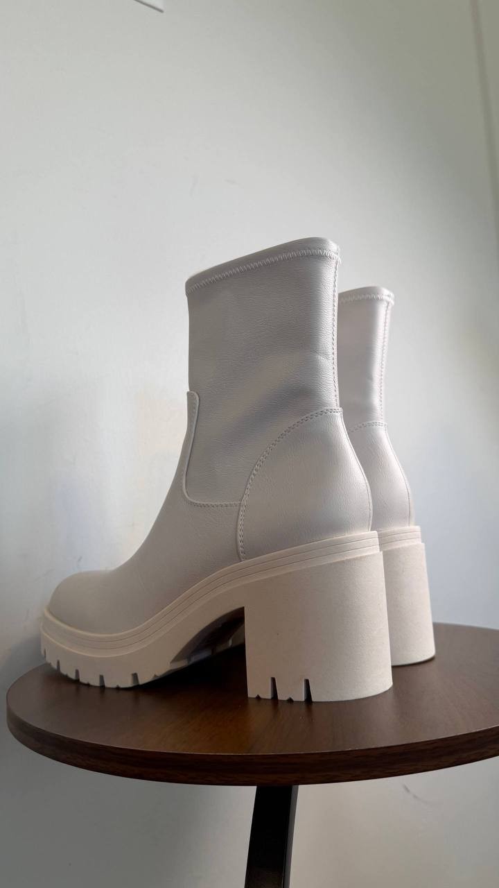 Wild Pair Verona Block Heel Booties Creme 7.5M Man‑Made $80 NWB