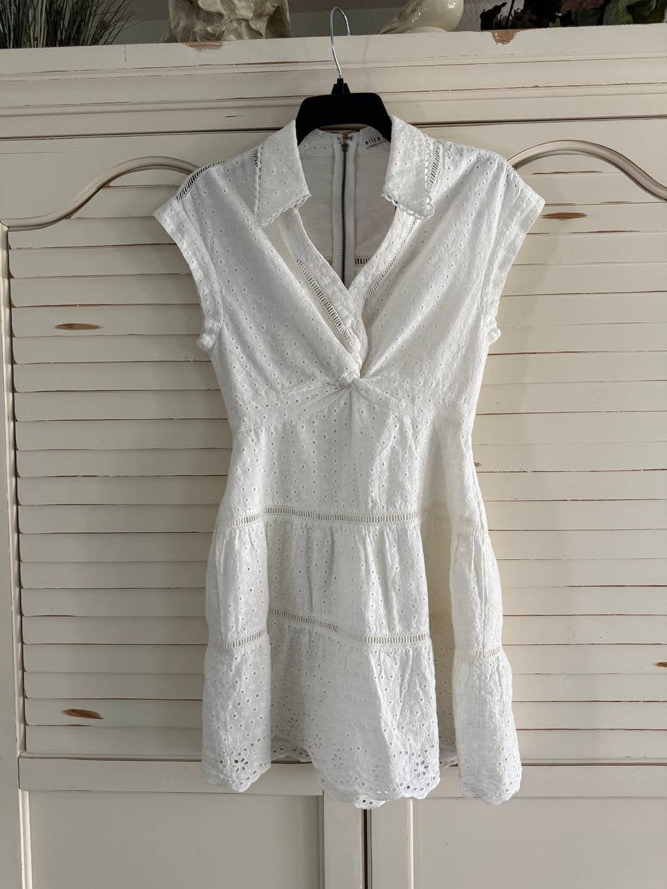 Alice + Olivia Mila Eyelet Deep V-Neck Mini Dress Off White Size 4 NWT