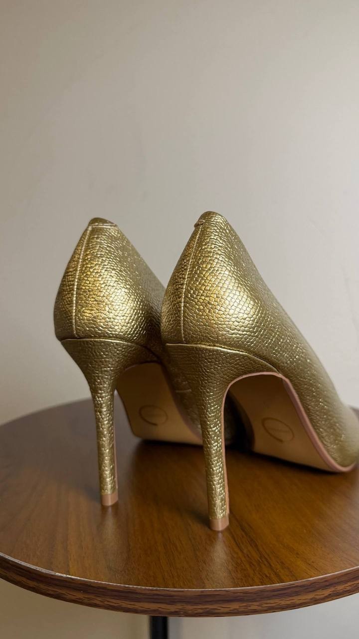 Journee Gold Patent Polyurethane Dress Pumps 8M New in Box MSRP $93