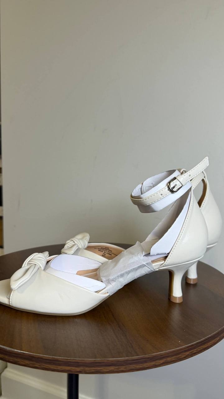 Bandolino Ivory Polyurethane Kitten Heel Sandals 6.5M NIB MSRP $79