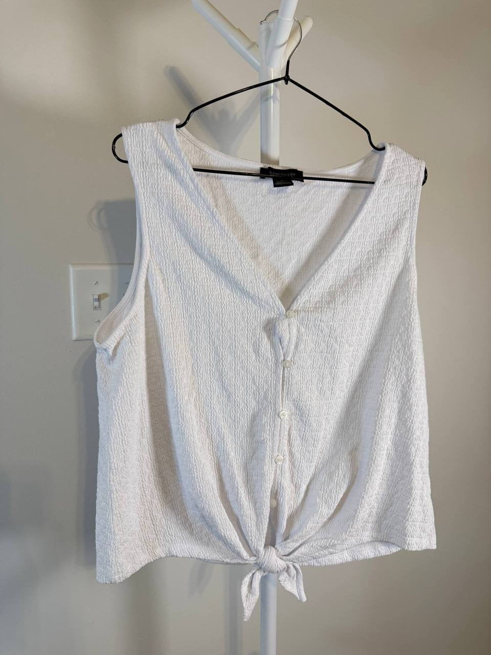 Sanctuary Vacation Tie Shell Palm Top –White Palm Print – Size XL – NWOT