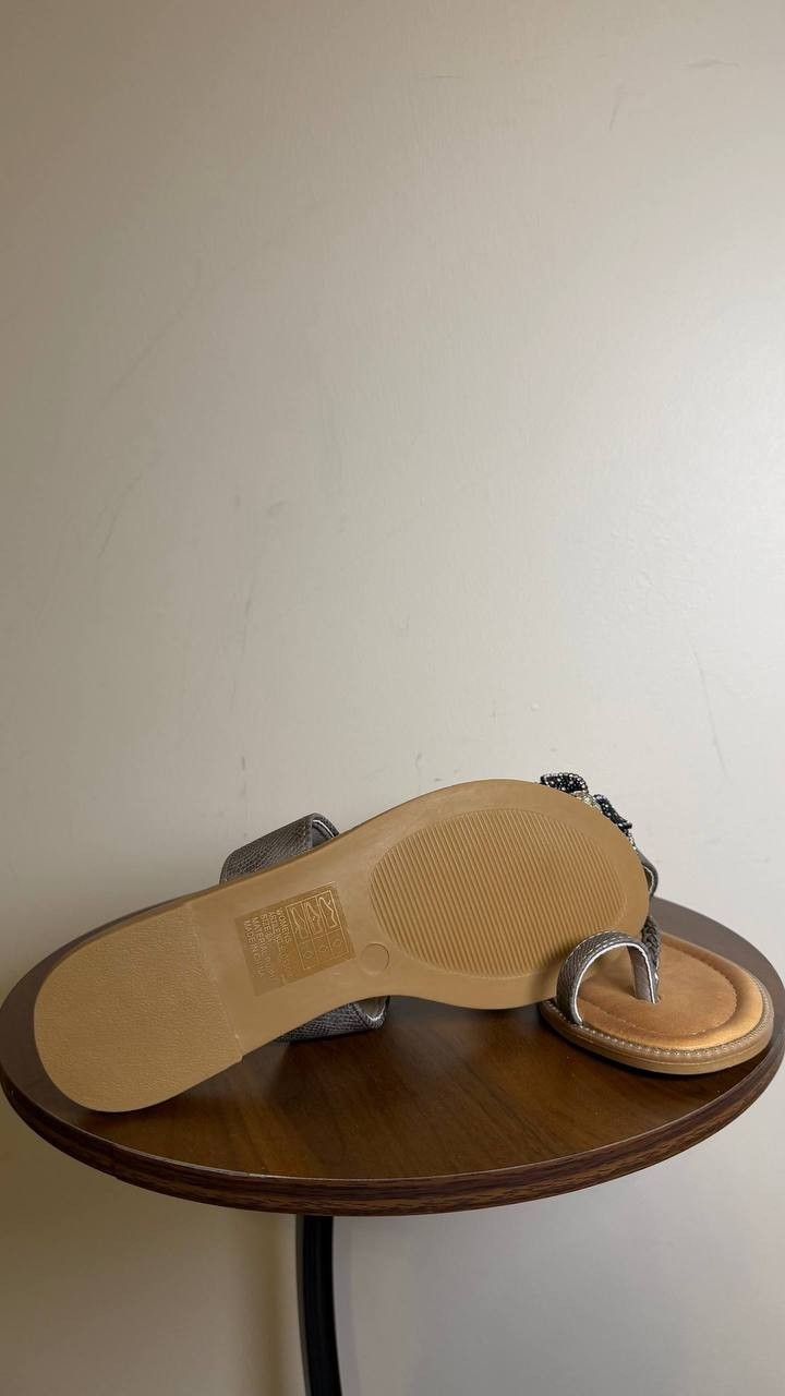 GC Shoes Blossom Flower Toe Ring Flat Sandals Silver 6.5 NWB $55
