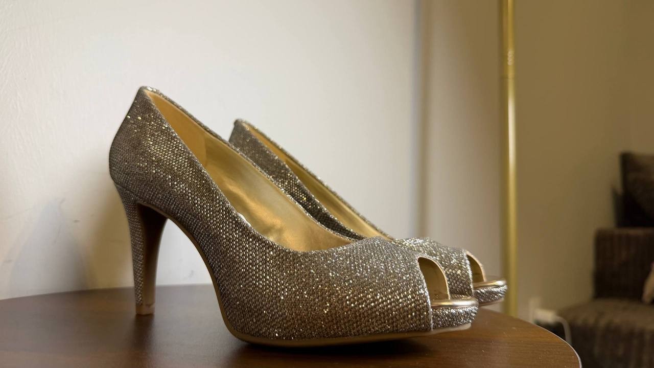 Bandolino Rainaa Peep Toe Pumps Gold Glitter 6M Women’s Heels NWB MSRP $89
