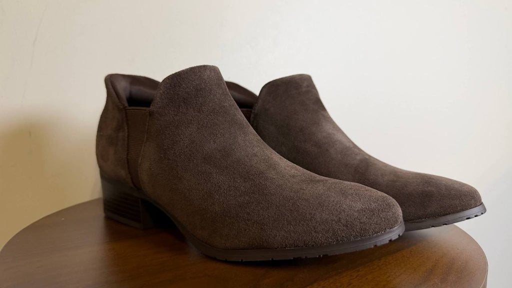 Kenneth Cole Reaction Serafina Booties 8M Chocolate Suede Pull‑On NIB msrp$99