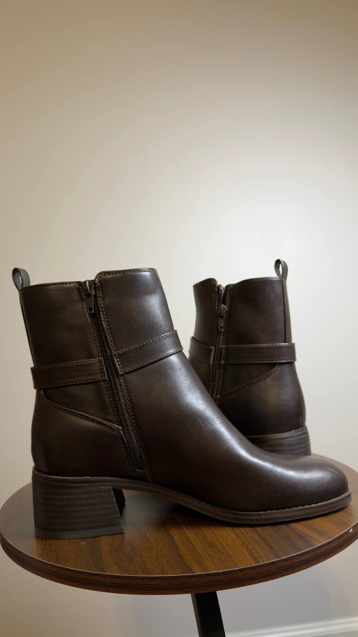 DV Dolce Vita  Chelsea Booties  Dark  Brown  9  New  $89