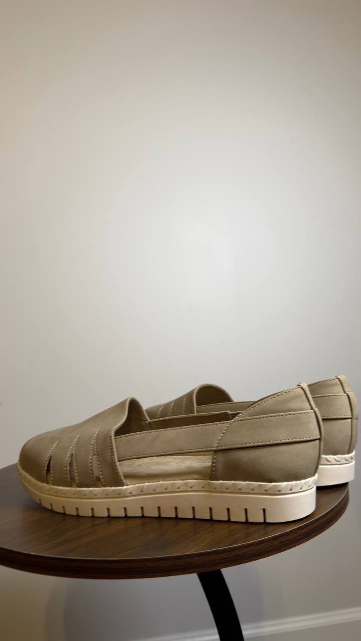 Easy  Street  Slip On Flats  Natural  8M  New  $60