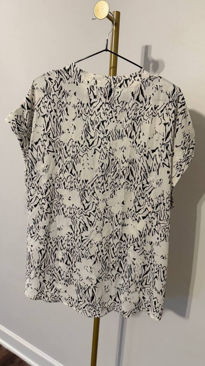 Vince Camuto XL Beige Black Printed Blouse V Neck Placket Short Sleeve Good Cond