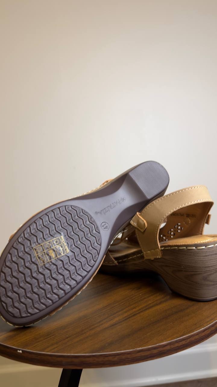 Patrizia  Shantay  Sandals  Tan  Synthetic  9.5‑10  New  With  Box  $70