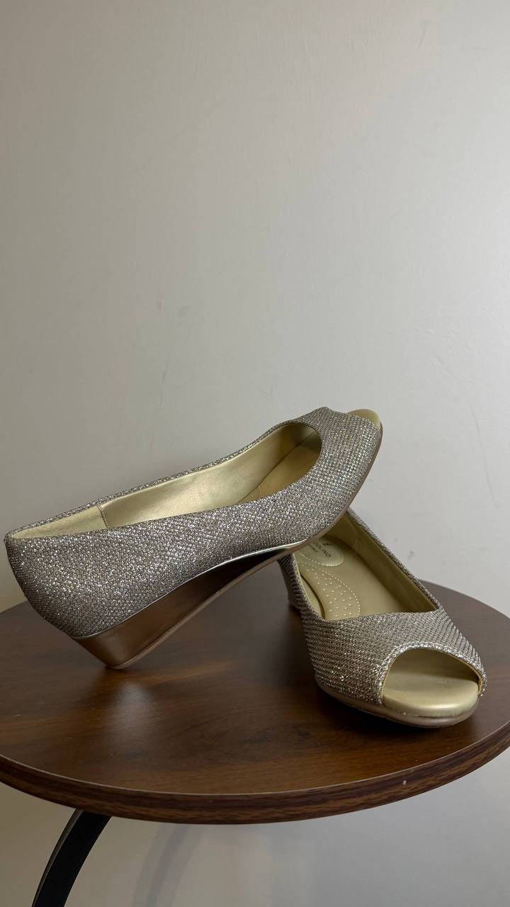 Bandolino Wedge Pumps 6M Gold Fabric Heels New in Box MSRP $89