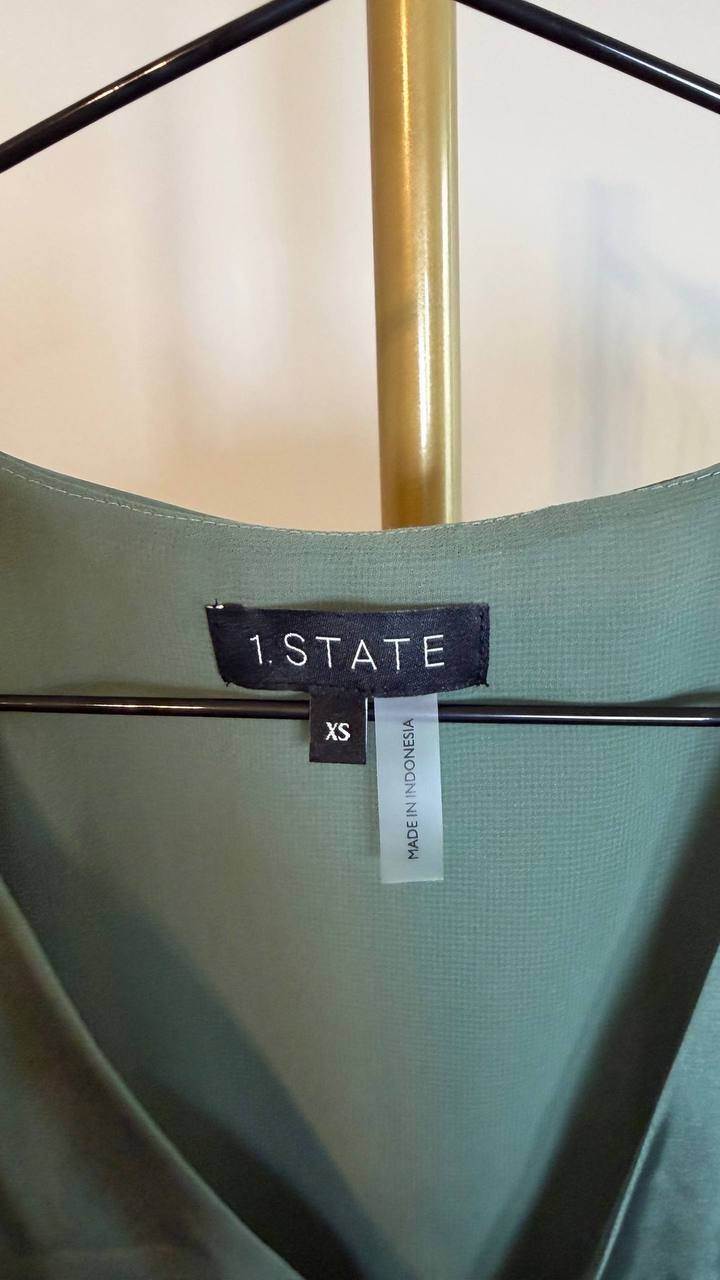 1.STATE Drawstring Waist V‑Neck Peplum Top Green SizeXS NWT Missing Button