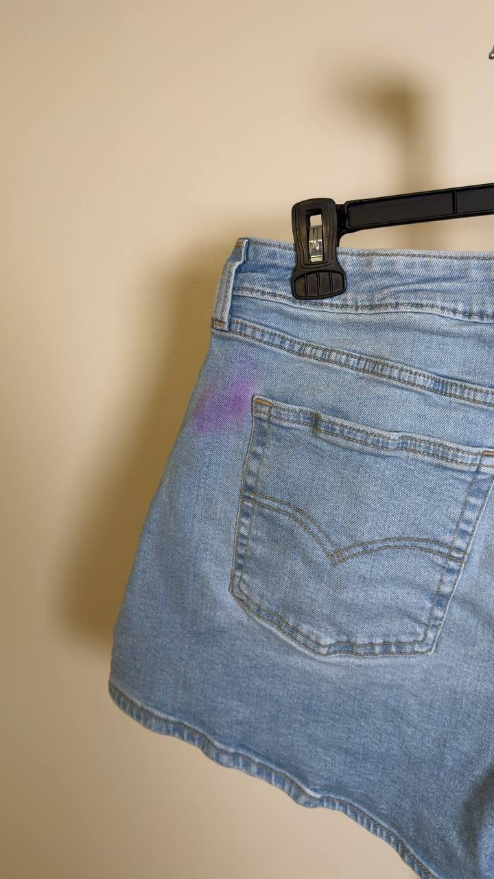 Levi’s A‑Line Women’s Shorts Medium Wash Size 33 Pre‑Owned Fair  $10